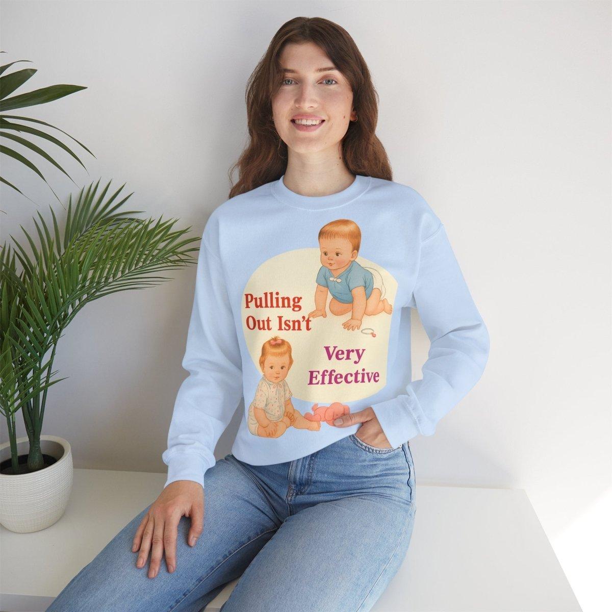 Sweatshirt – Pulling Out Isn’t Very Effective – Satirisches Statement-Sweatshirt | True Insights Design mit Humor