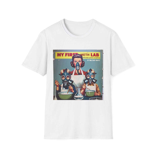Dunkelgraues Retro-T-Shirt mit witzigem „My First Meth Lab“-Motiv in Nahaufnahme des Frontbereichs von True Insights