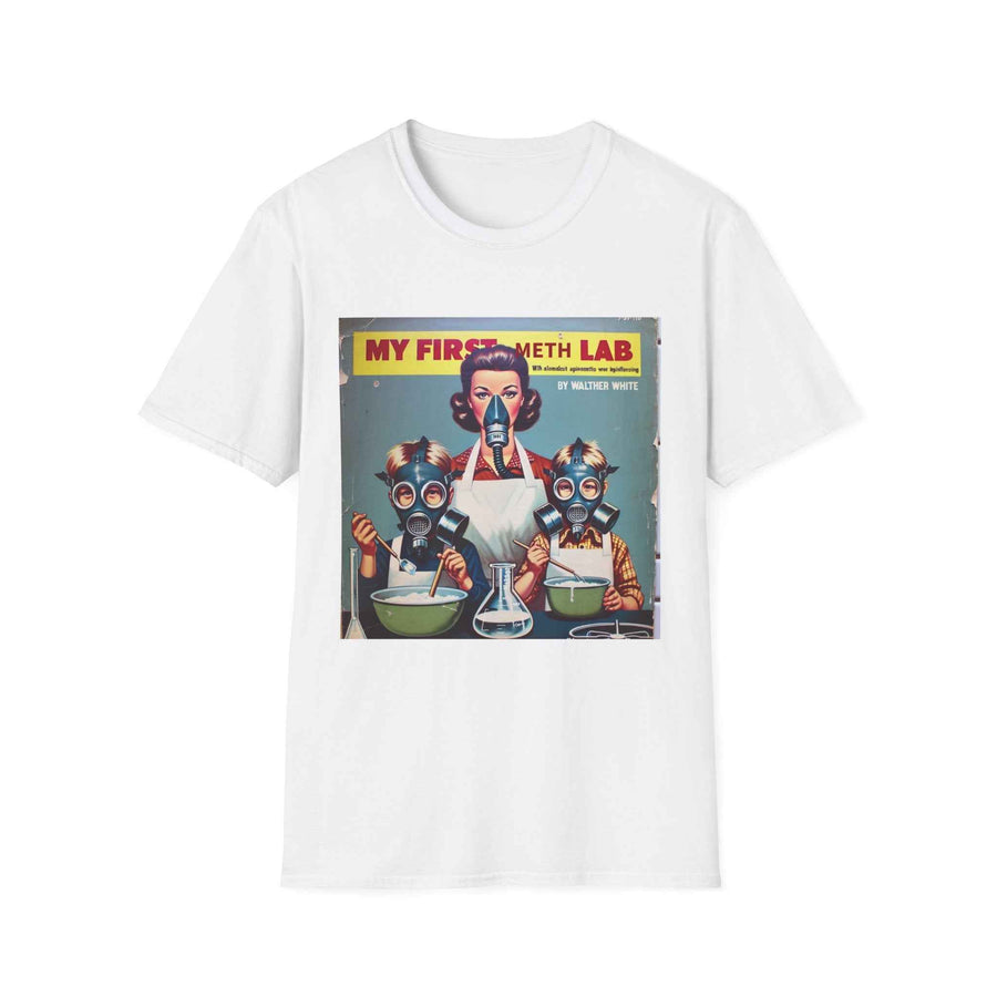 Dunkelgraues Retro-T-Shirt mit witzigem „My First Meth Lab“-Motiv in Nahaufnahme des Frontbereichs von True Insights