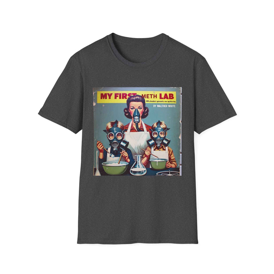 Detailansicht des dunkelgrauen T-Shirts mit Retro-Comic-Print und lustigem Schriftzug, präsentiert von True Insights