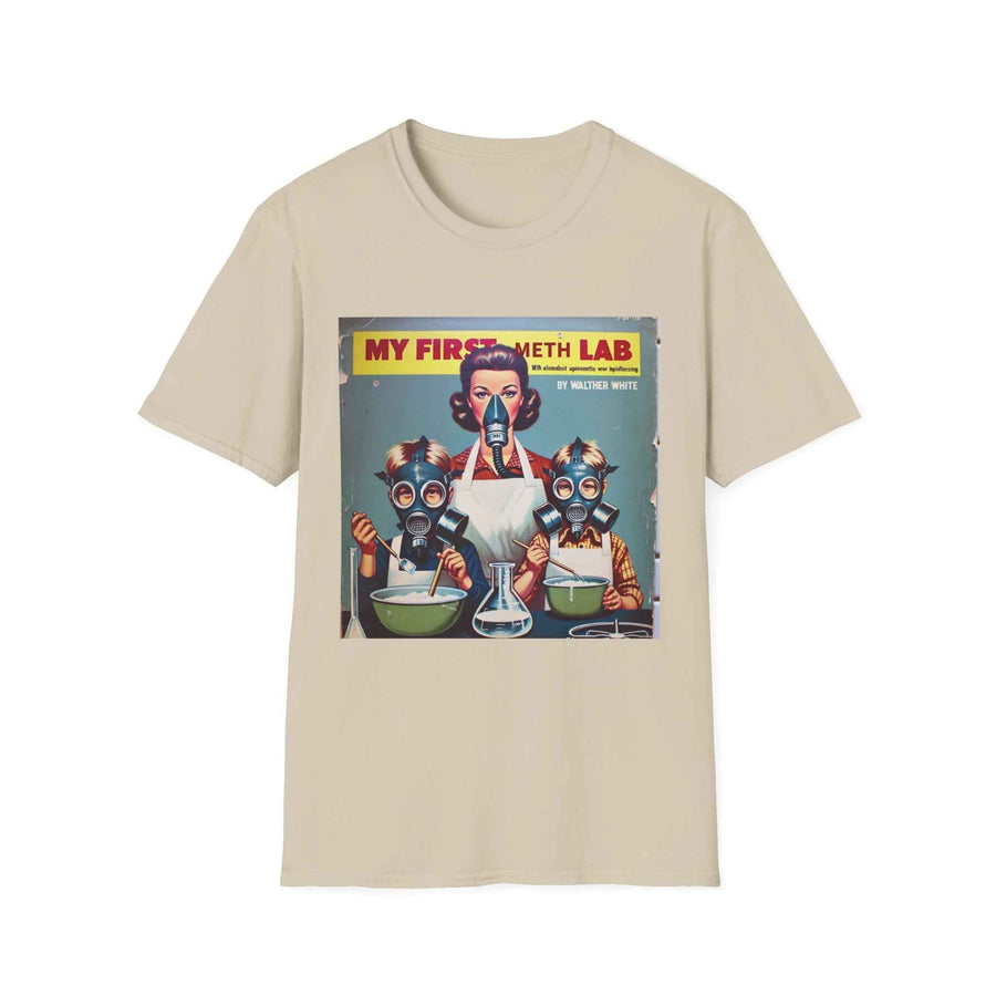 Retro My First Meth Lab T-Shirt in Anthrazit mit witzigem Aufdruck, Detailansicht von vorne, von True Insights.