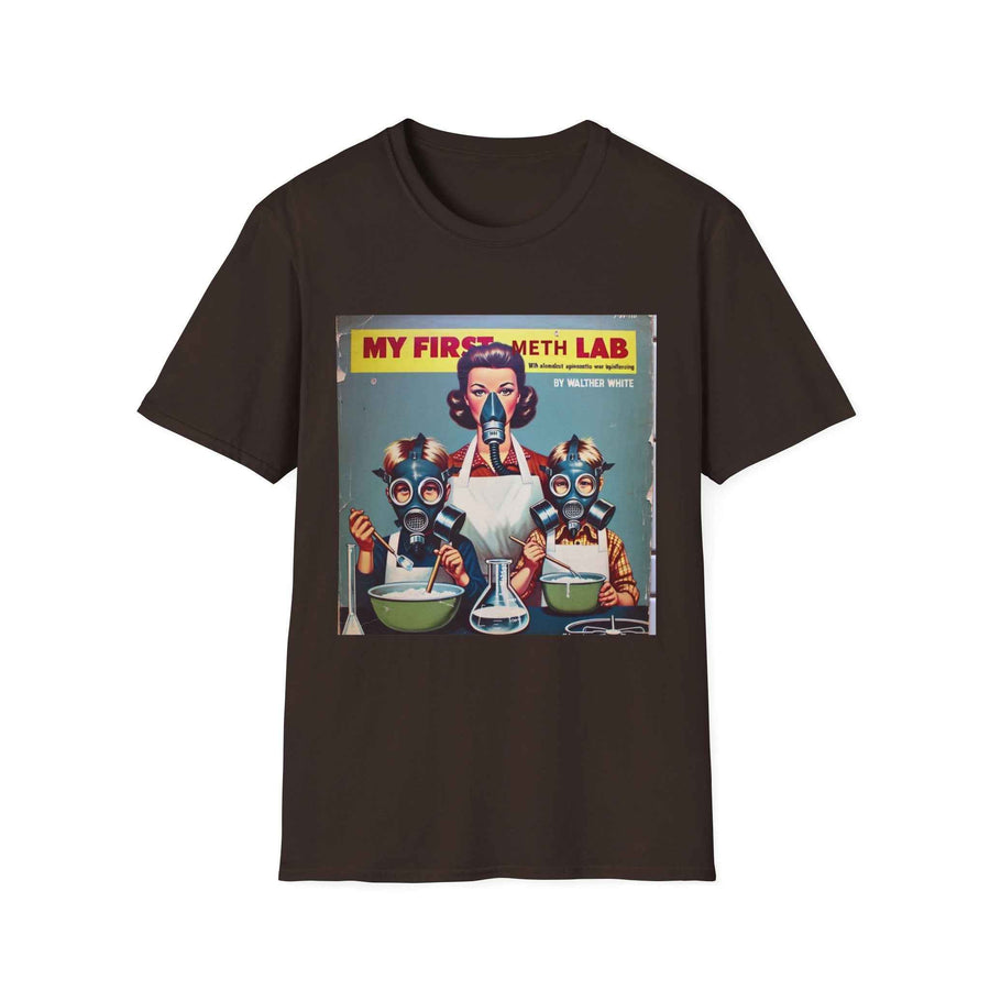 Nahaufnahme des Retro My First Meth Lab T-Shirts in dunkelgrau mit witzigem Aufdruck, präsentiert von True Insights