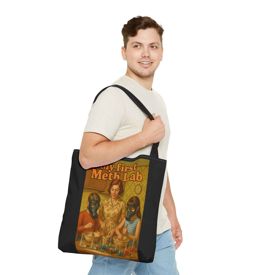 Schwarze Tote Bag mit Retro-Aufdruck My First Meth Lab, von der Seite gezeigt, Design von True Insights