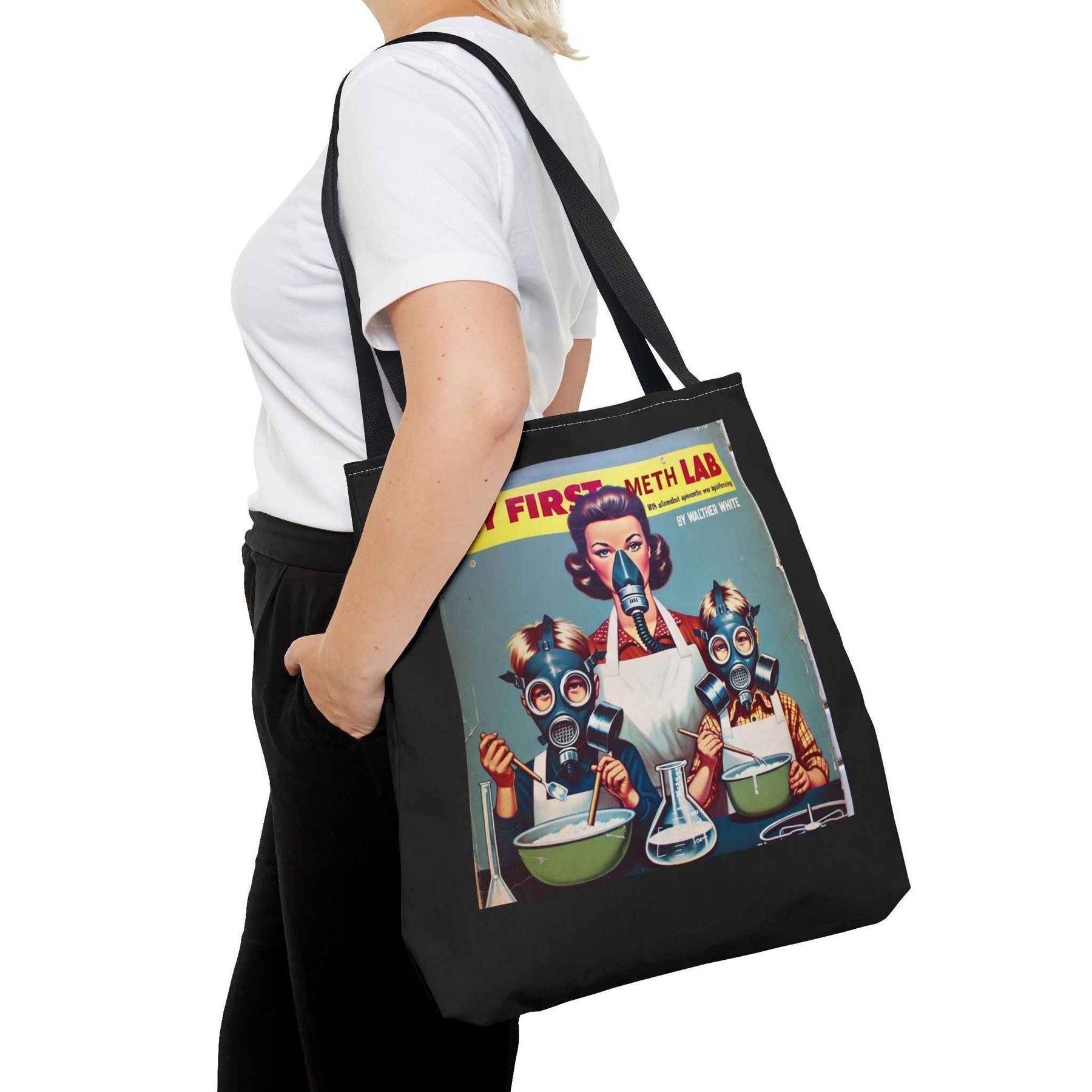Vorderansicht einer schwarzen Tote Bag mit Retro-Motiv und der Aufschrift „My First Meth Lab“, von True Insights