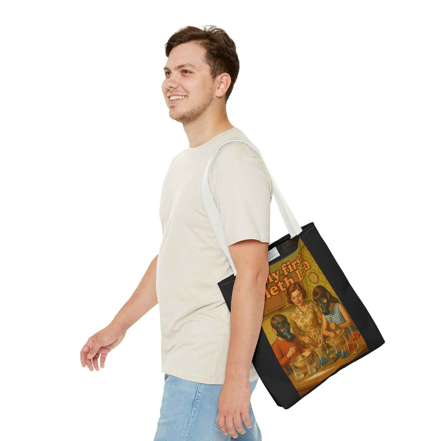 Schwarze Tote Bag mit Retro-Aufdruck „My First Meth Lab“, Ansicht leicht seitlich, Marke True Insights sichtbar