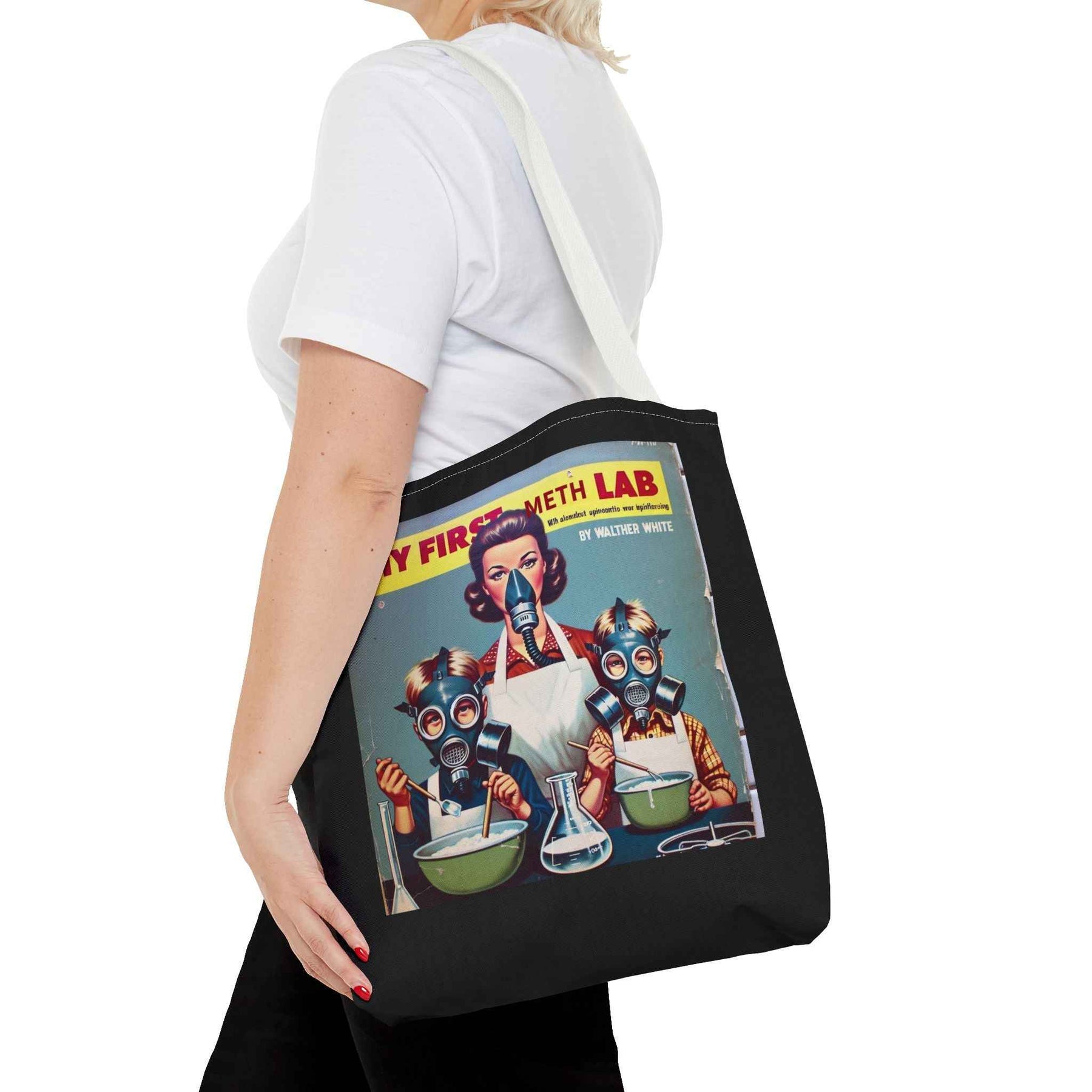 Schwarze Tote Bag mit Retro-Aufdruck 'My First Meth Lab', seitliche Präsentation, von True Insights