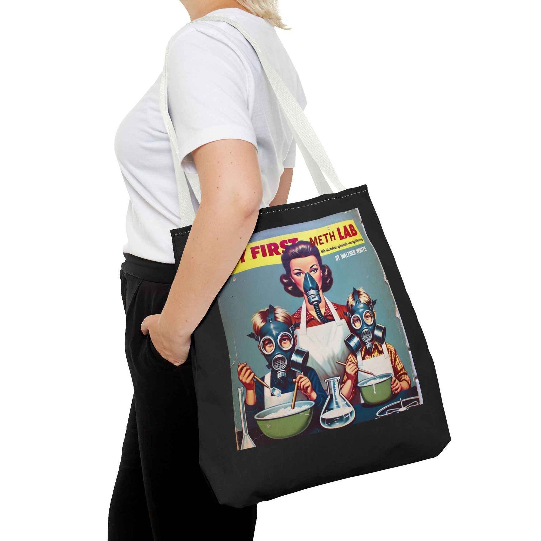 Schwarze Tote Bag mit Retro-Motiv und Aufdruck „My First Meth Lab“, Detailansicht von True Insights