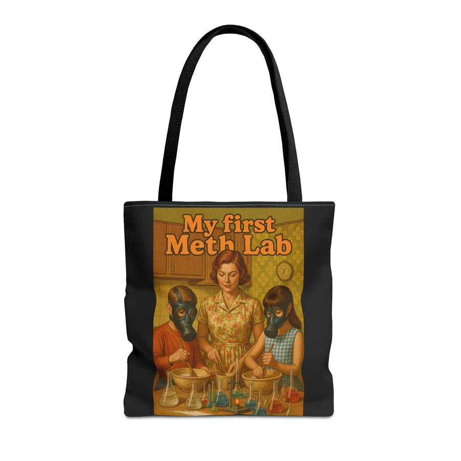 Schwarze Tote Bag mit Retro-Motiv „My First Meth Lab“ aus Detailperspektive, true insights als dezentes Markenelement.