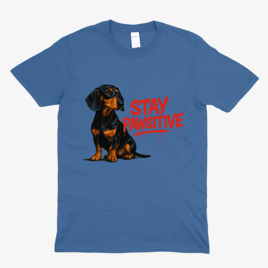 Blaues T-Shirt mit Dackel und Schriftzug Stay-Pawsitive im Graffiti-Street-Art-Stil fuer Hundeliebhaber.