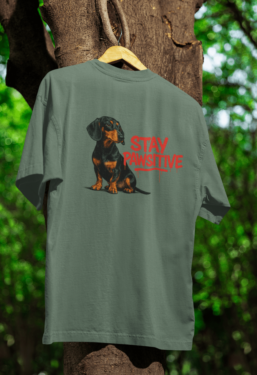Graugruenes T-Shirt mit Dackel und Schriftzug Stay-Pawsitive im Street-Art-Graffiti-Stil fuer Hundeliebhaber. True Insights.