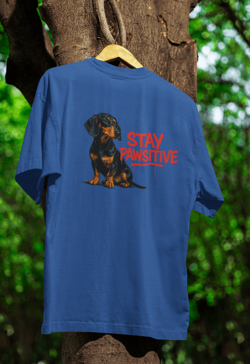 Blaues T-Shirt mit Dackel und Schriftzug Stay-Pawsitive im Graffiti-Stil für Hundeliebhaber. True Insights.