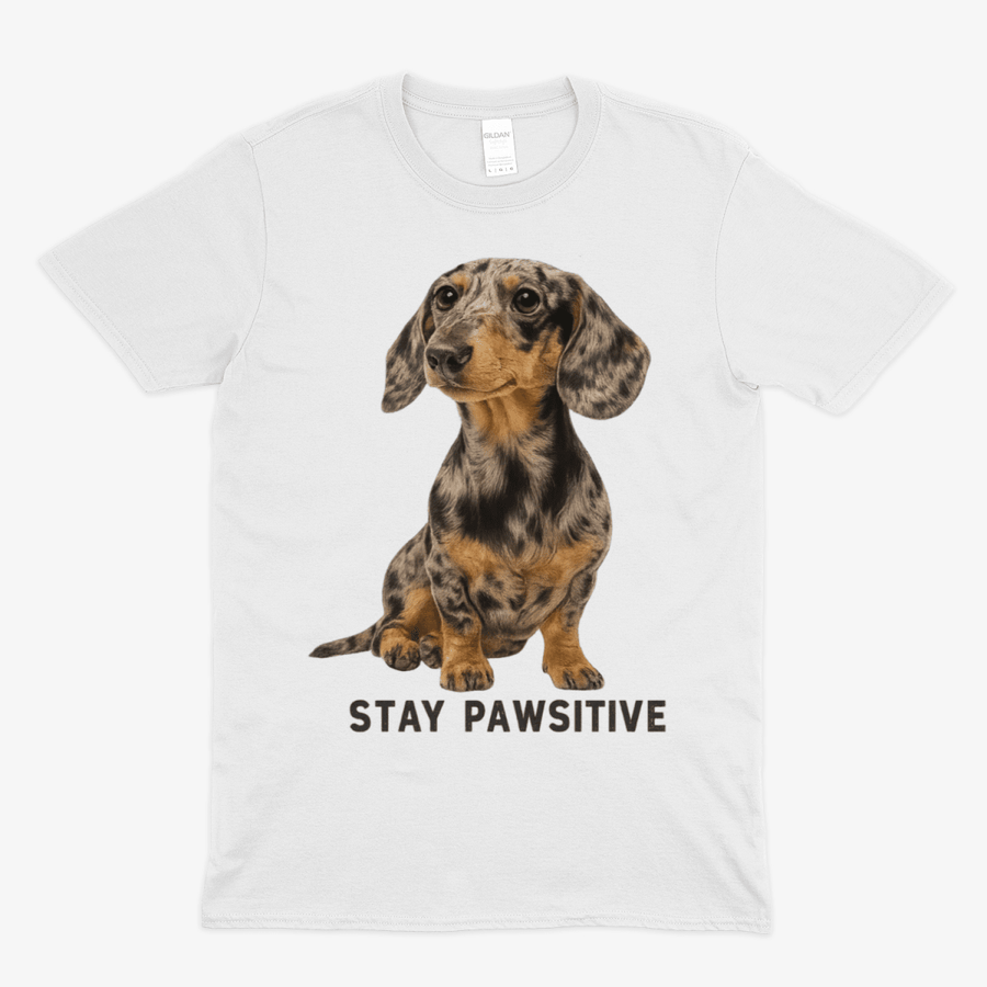 Weisses T-Shirt mit Dackel-Motiv und Schriftzug Stay-Pawsitive im realistischen Fotografie-Stil fuer Hundeliebhaber.