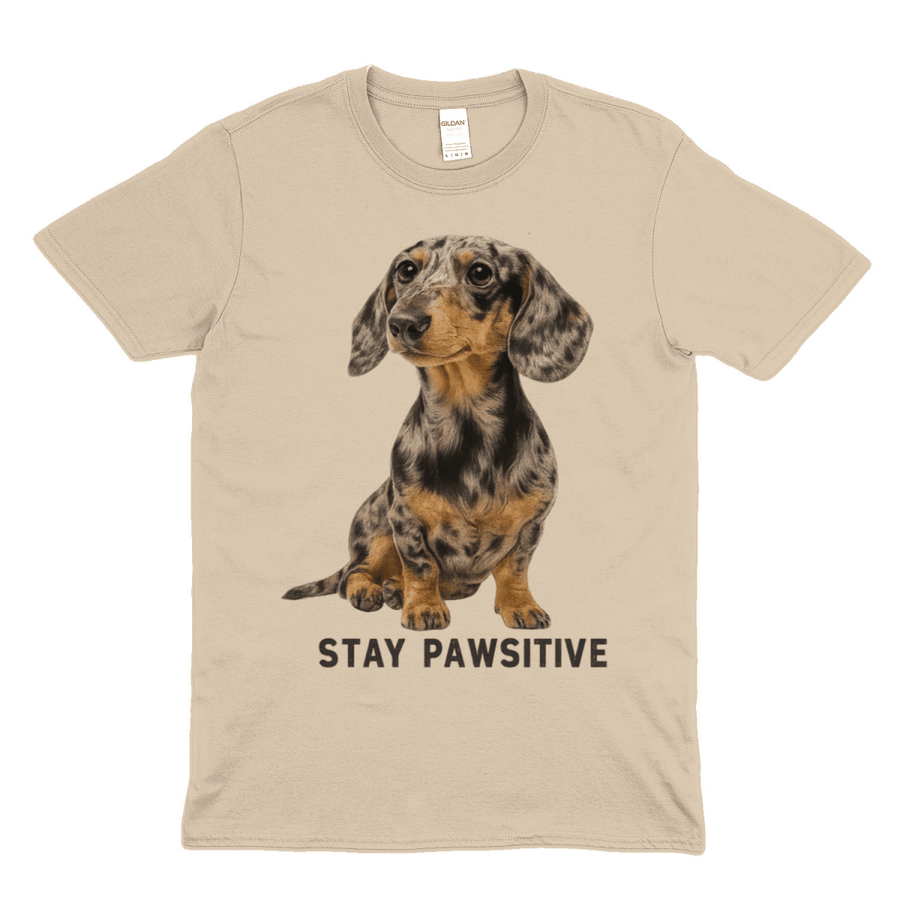 Beiges T-Shirt mit realistischem Dackel-Motiv und Schriftzug Stay-Pawsitive im Fotografie-Stil fuer Hundeliebhaber.