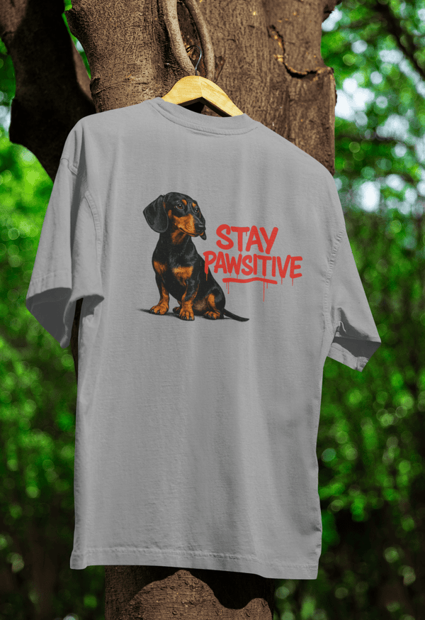 Graues T-Shirt mit Dackel und Schriftzug Stay-Pawsitive in rotem Graffiti-Stil fuer Hundeliebhaber. True Insights.