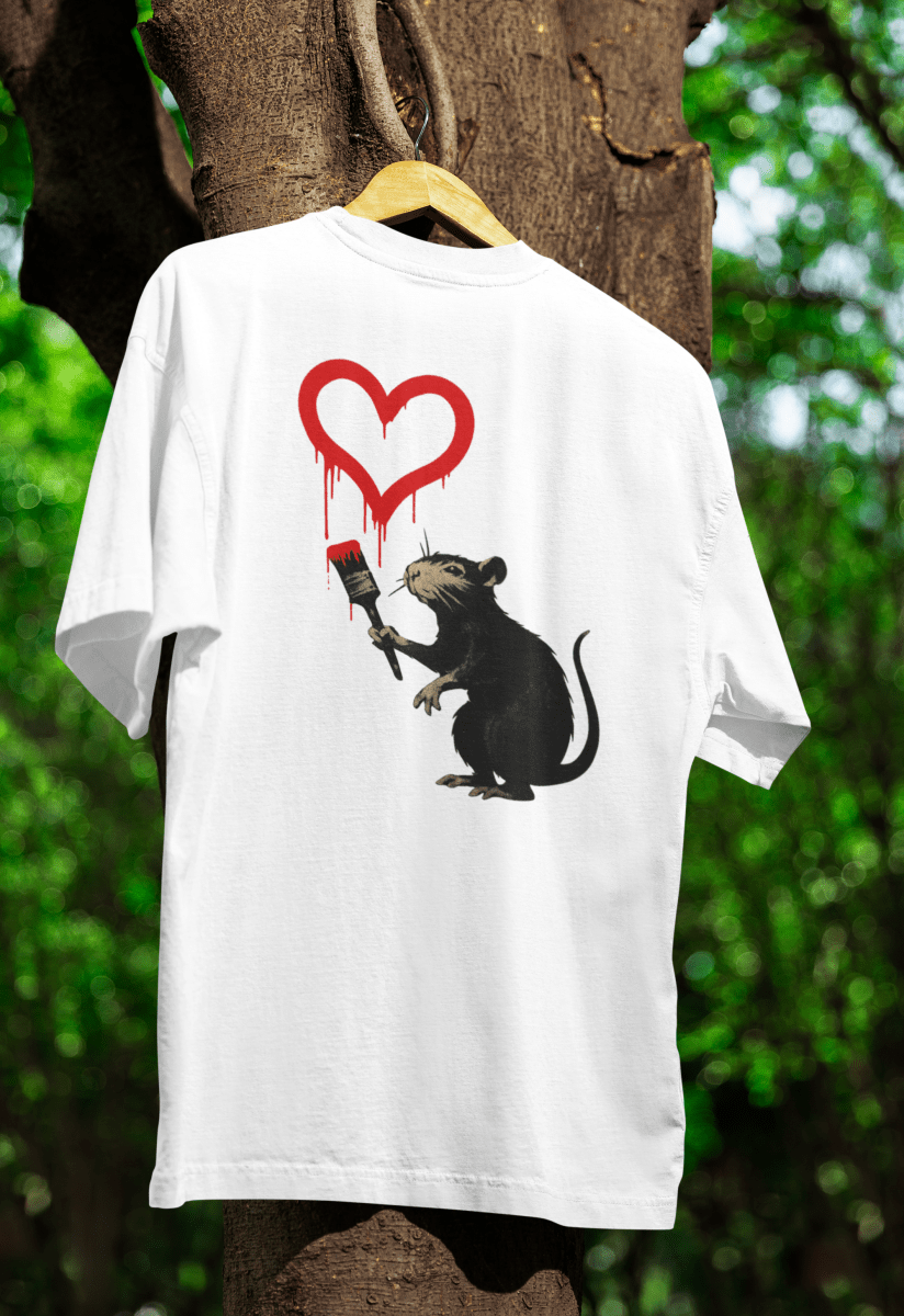Weißes T-Shirt mit schwarzer Ratte, die ein rotes tropfendes Herz malt im Banksy-inspirierten Street-Art-Stil für Urban-Wear-Liebhaber.