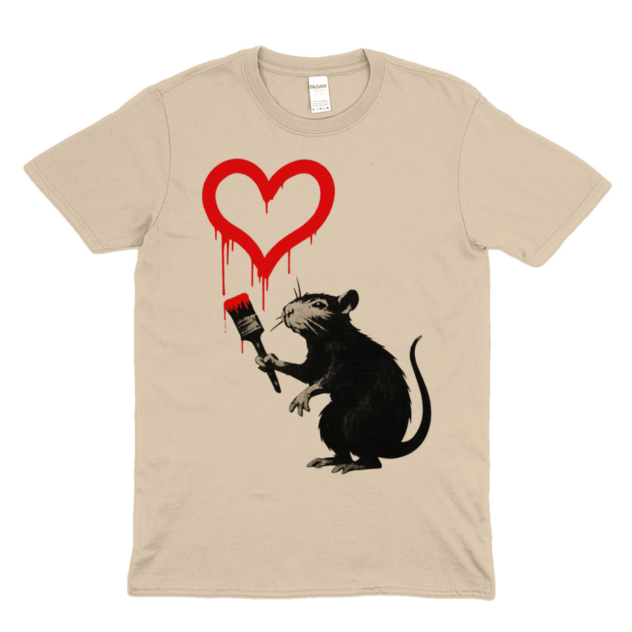 Beige T-Shirt mit schwarzer Ratte und rotem Herz-Motiv im Banksy-inspirierten Street-Art-Stil für urbane Kunstliebhaber.