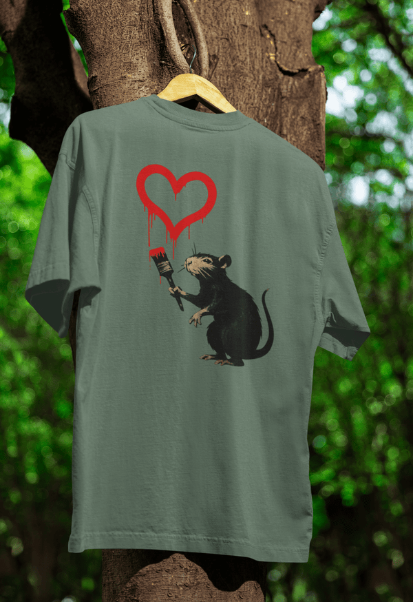 Graugrünes T-Shirt mit Ratte-malt-Herz im Banksy-inspirierten Street-Art-Stil für Urban-Wear-Enthusiasten.