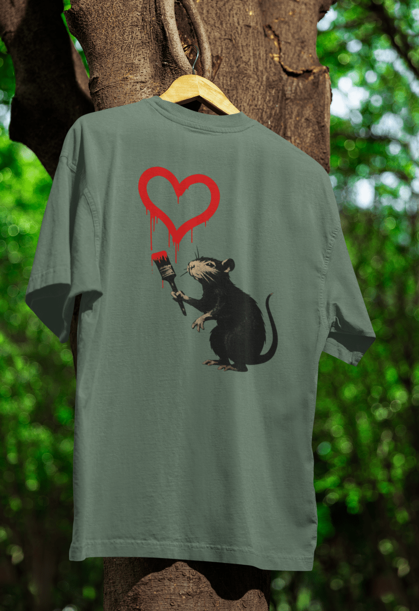 Graugrünes T-Shirt mit Ratte-malt-Herz im Banksy-inspirierten Street-Art-Stil für Urban-Wear-Enthusiasten.