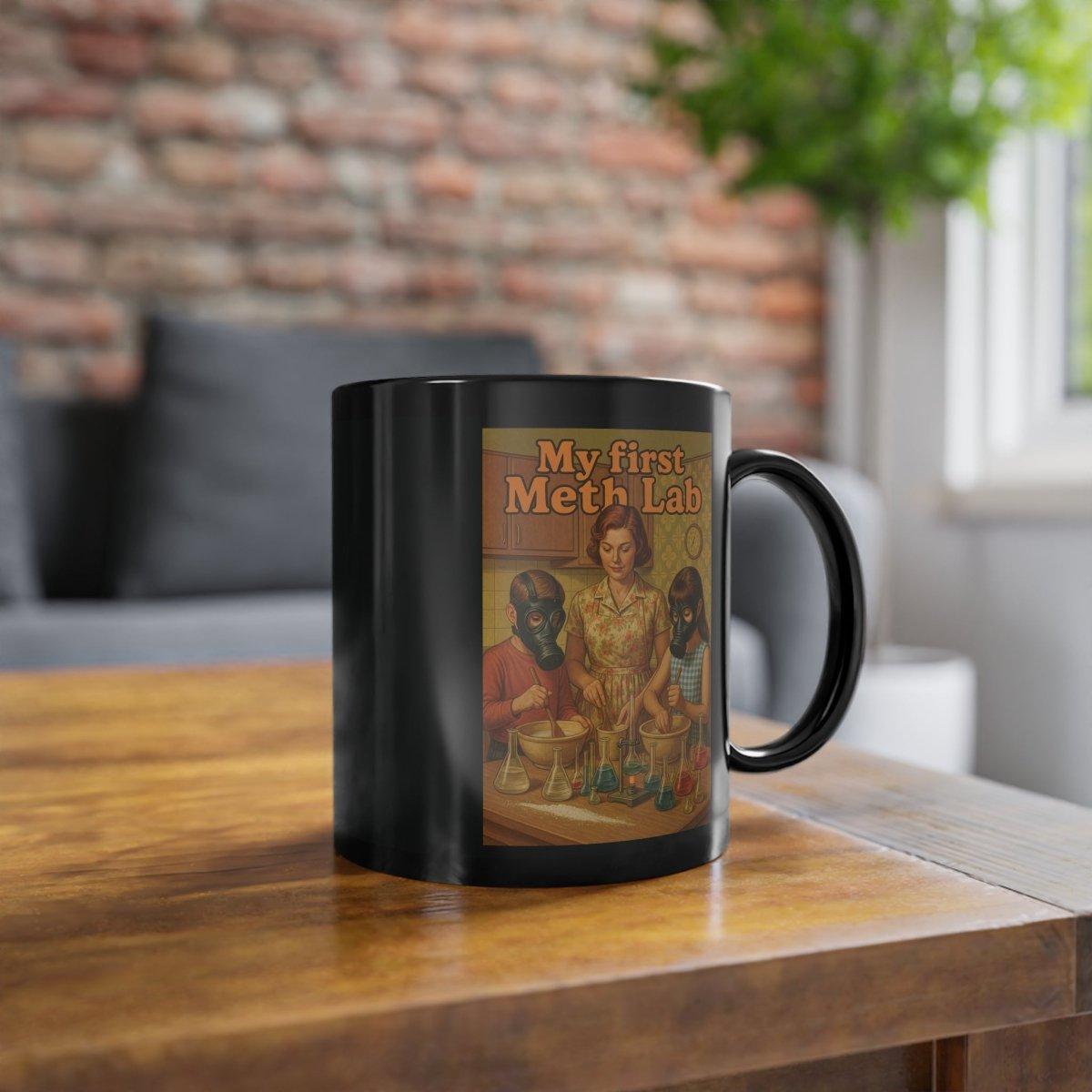 Tasse – „My First Meth Lab“ (Satirische Retro-Edition) schwarz-Mug-True Insights