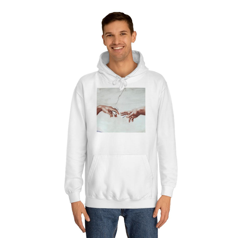 Kunst Hoodie „The Deal“ – Michelangelo-Parodie mit schwarzem Humor – Arctic White – von Mann getragen