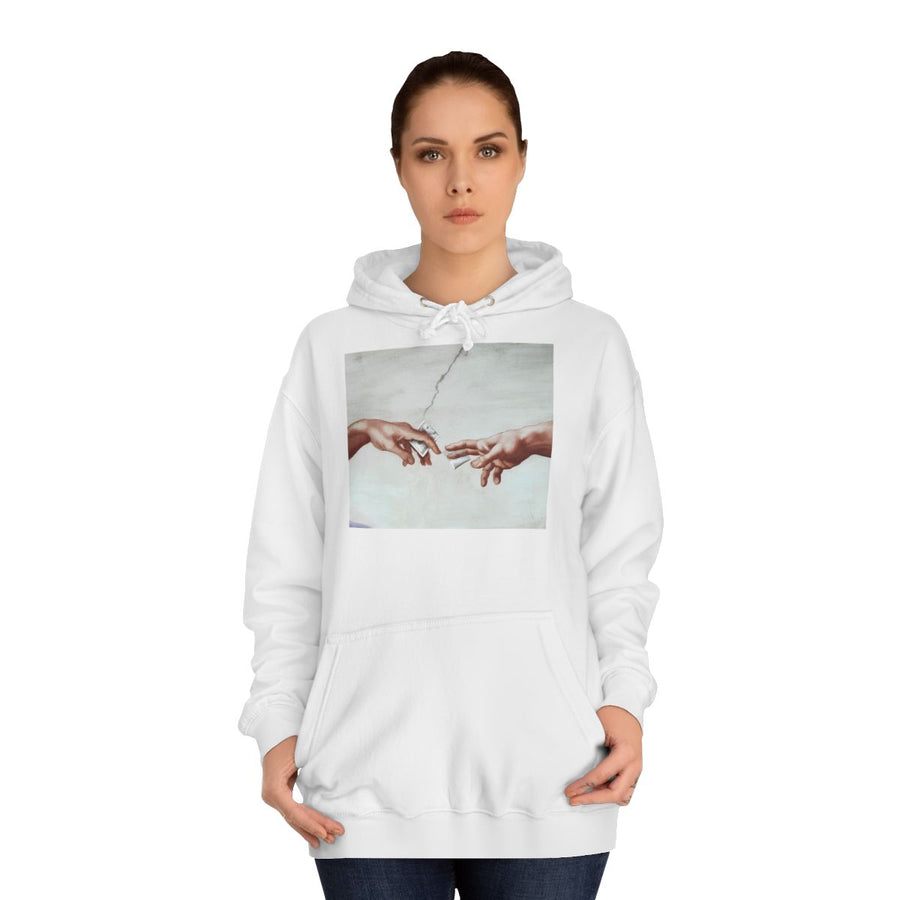 Kunst Hoodie „The Deal“ – Michelangelo-Parodie mit schwarzem Humor – Arctic White – von Frau getragen