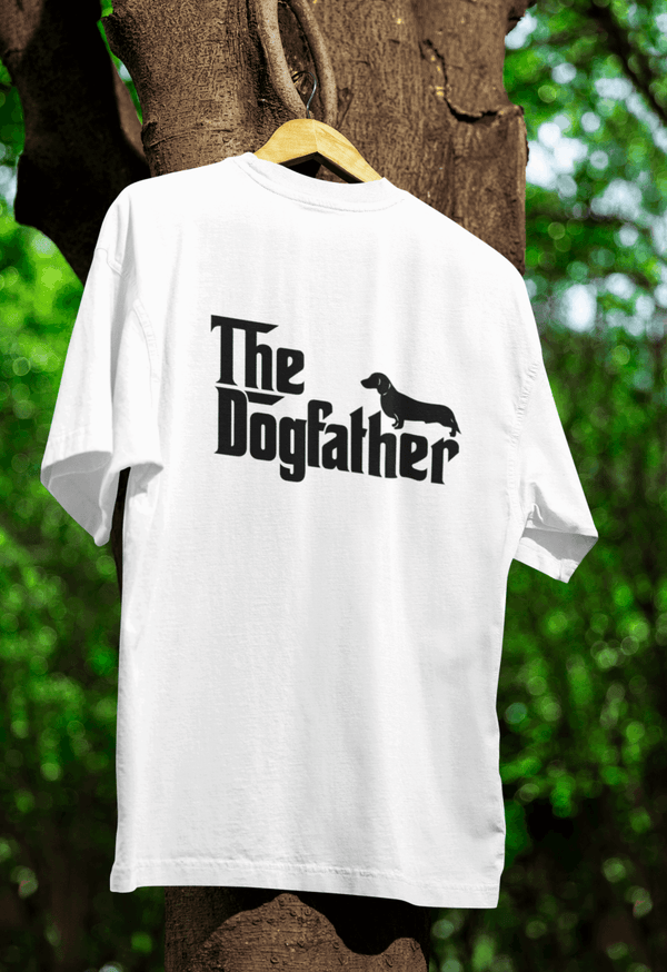 Weißes T-Shirt mit Schriftzug The-Dogfather und Dackel-Silhouette im Mafia-Parodie-Stil für Hundeliebhaber.