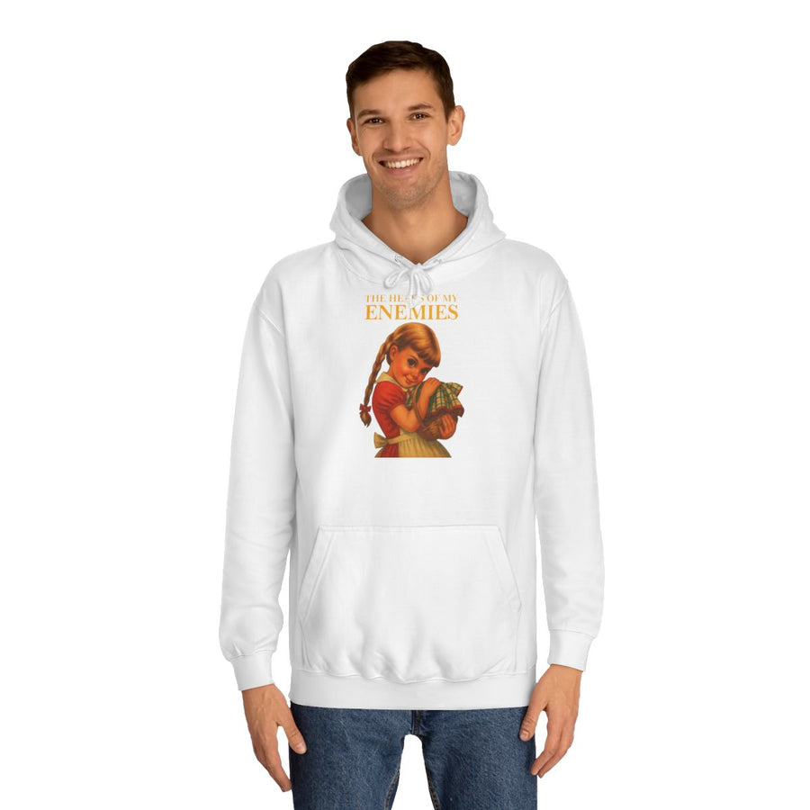 Hoodie „The Heads of My Enemies“ – Retro-Satire im Kinderbuch-Stil – Arctic White – von Mann getragen