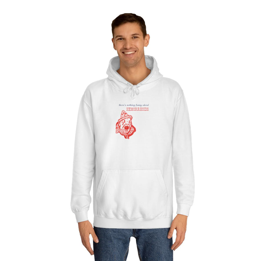 Sarkastischer Hoodie „There's Nothing Funny About Hemorrhoids“ – Der weinende Clown mit Wahrheit – Arctic White – von Mann getragen
