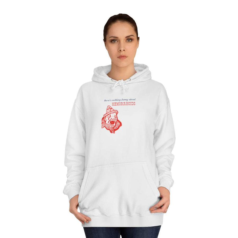 Sarkastischer Hoodie „There's Nothing Funny About Hemorrhoids“ – Der weinende Clown mit Wahrheit – Arctic White – von Frau getragen