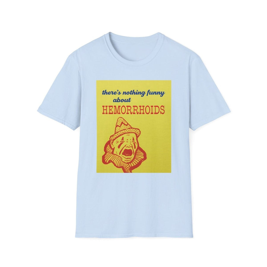 Hellblaues T-Shirt mit gelbem Feld und rotem Clown-Motiv im Pop-Art-Stil, Text über Hämorrhoiden, Marke True Insights.