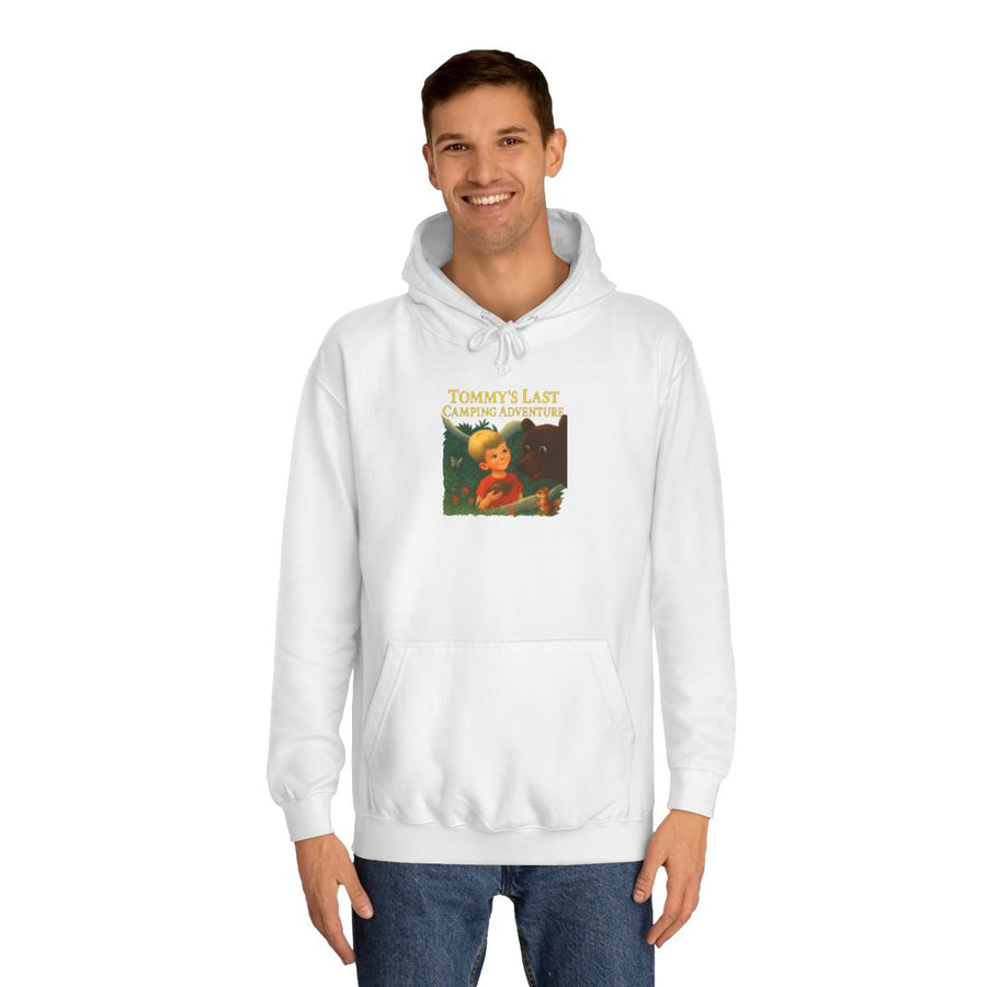 Camping Hoodie „Tommy's Last Camping Adventure“ – Süßer Bilderbuch-Look, böses Ende – Arctic White – von Mann getragen