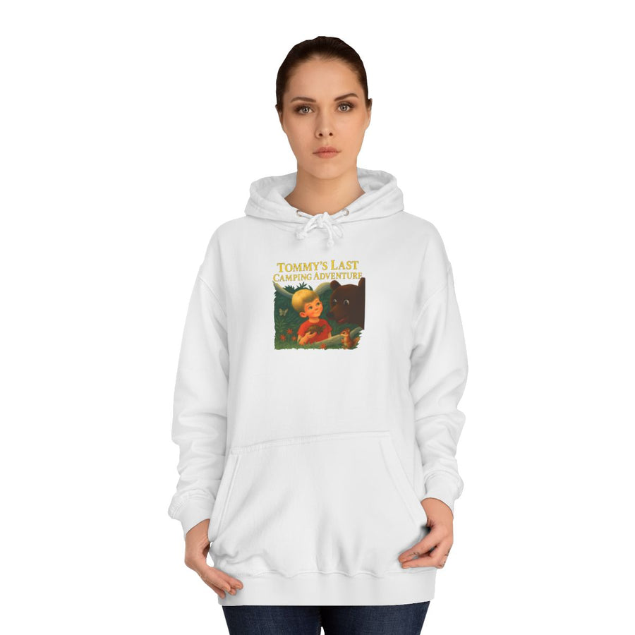 Camping Hoodie „Tommy's Last Camping Adventure“ – Süßer Bilderbuch-Look, böses Ende – Arctic White – von Frau getragen