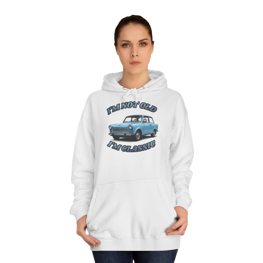 Hoodie mit Trabant-Motiv – „I'm Not Old I'm Classic“ – Arctic White – von Frau getragen