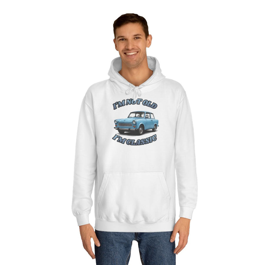 Hoodie mit Trabant-Motiv – „I'm Not Old I'm Classic“ – Arctic White – von Mann getragen