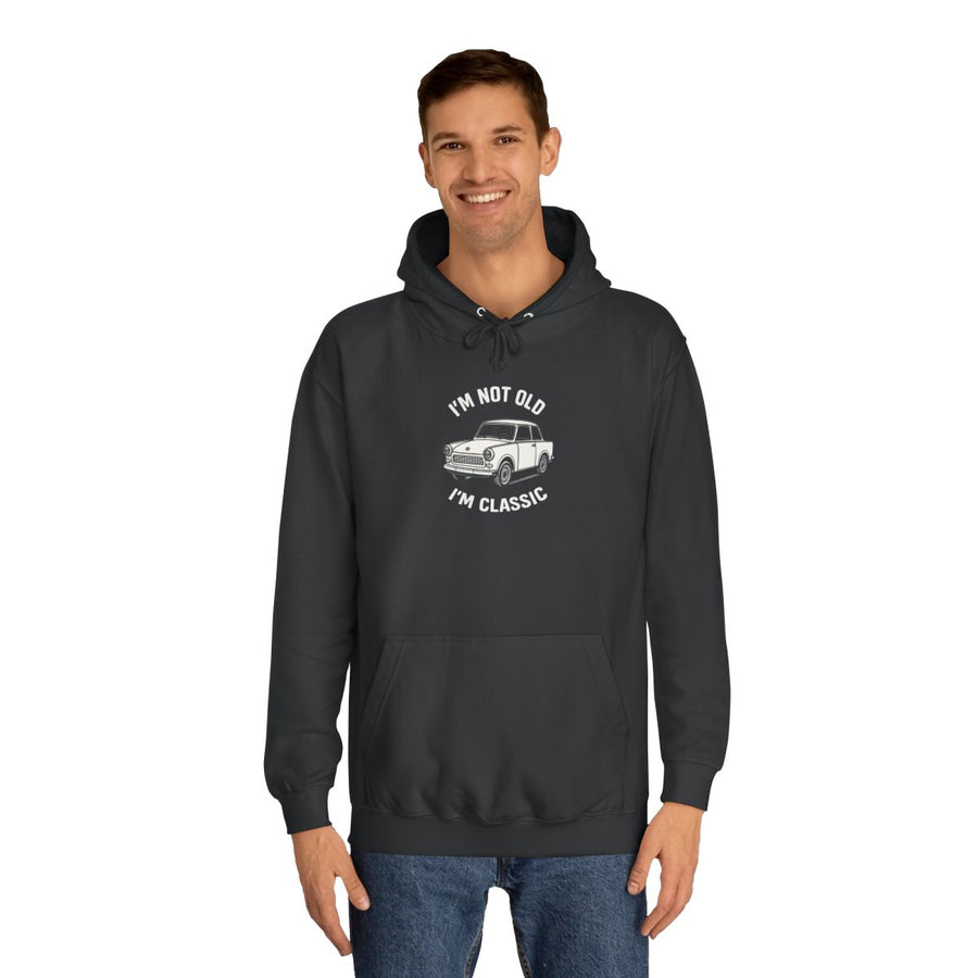 Hoodie mit Trabant-Linienzeichnung-Motiv – „I'm Not Old I'm Classic“ – Jet Black – von Mann getragen