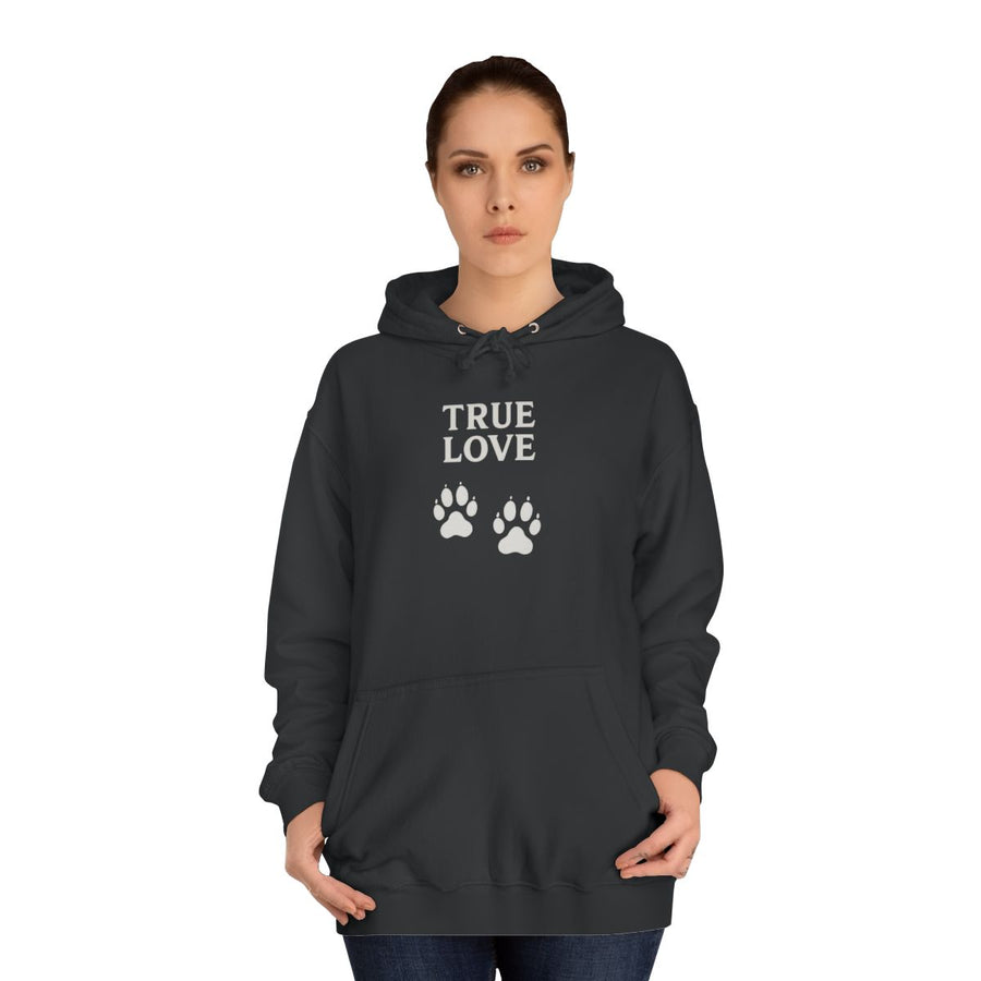 Dackel Hoodie „True Love“ – Pfotenabdrücke für Hundeliebhaber – Jet Black – von Frau getragen