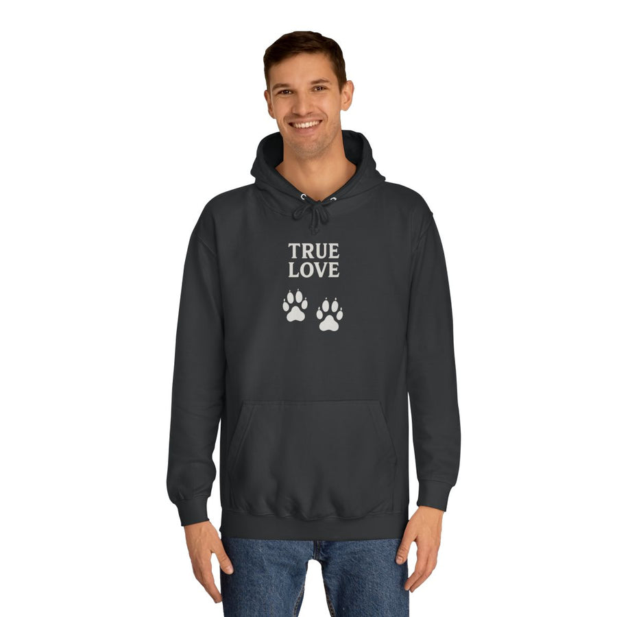 Dackel Hoodie „True Love“ – Pfotenabdrücke für Hundeliebhaber – Jet Black – von Mann getragen