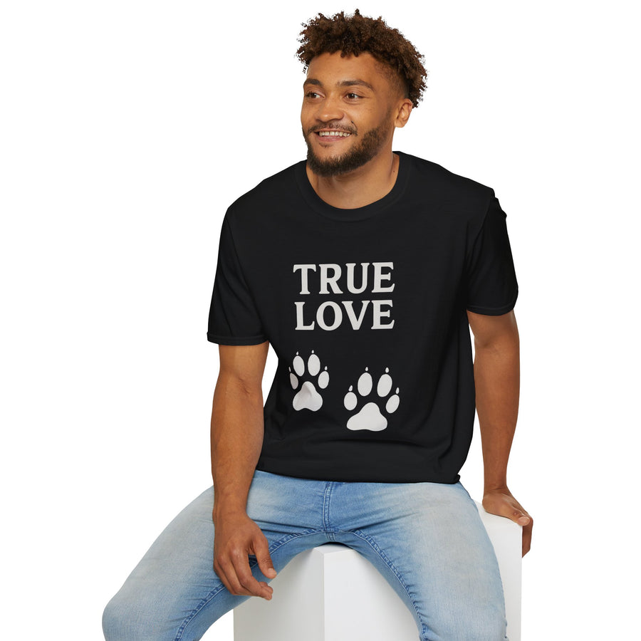 Schwarzes T-Shirt mit weißer Schrift TRUE LOVE und Hundepfoten-Motiv von True Insights.