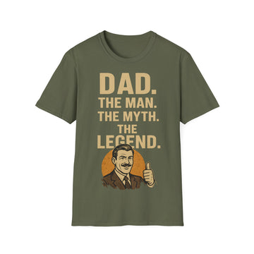 Fotografiert in Frontansicht zeigt ein dunkelblaues T‑Shirt mit weißem Aufdruck „Dad. Der Mann. Der Mythos. Die Legende.“ von True Insights.