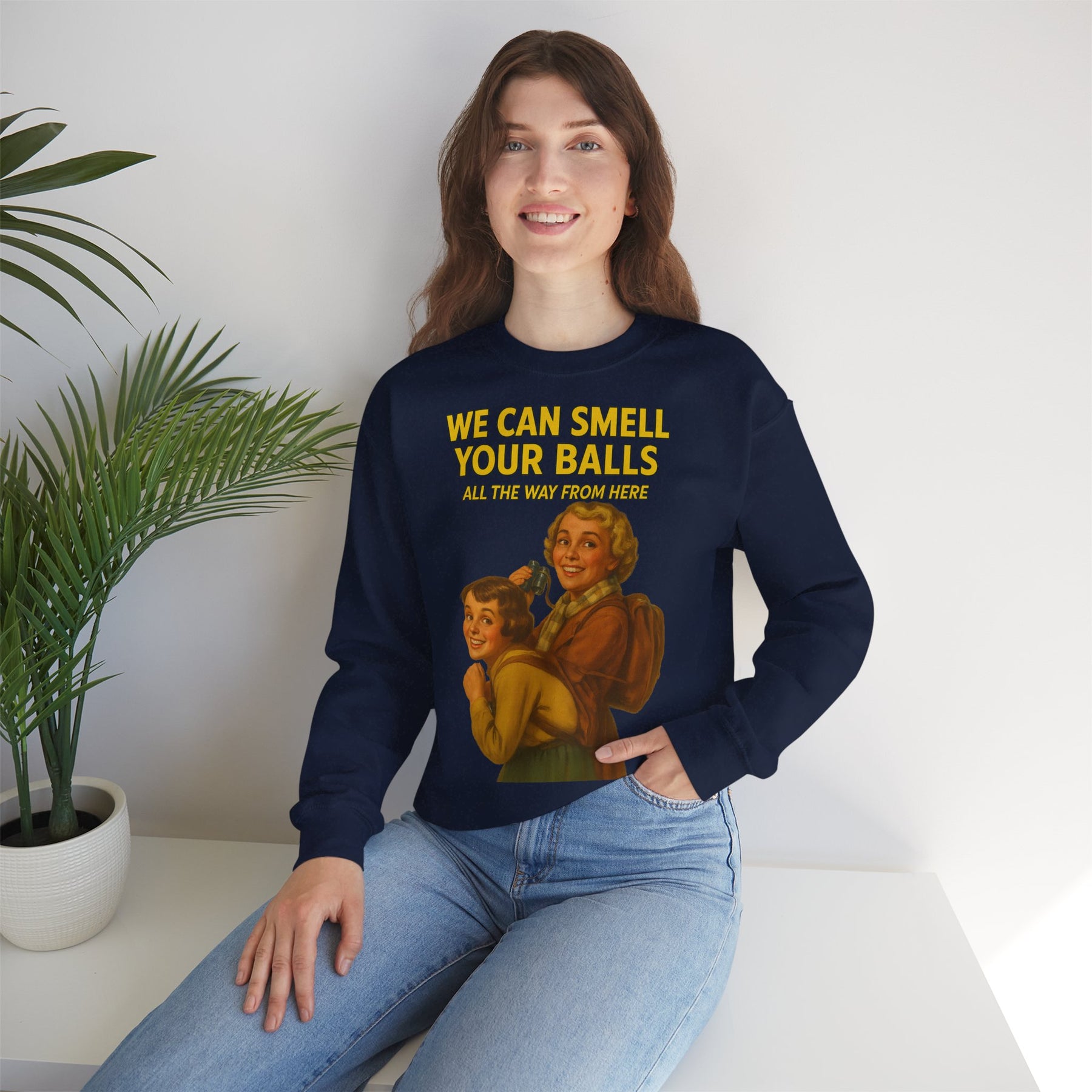 Sweatshirt – Vintage Sweatshirt – „We Can Smell Your Balls“ im Spioninnen-Stil | True Insights Design mit Humor