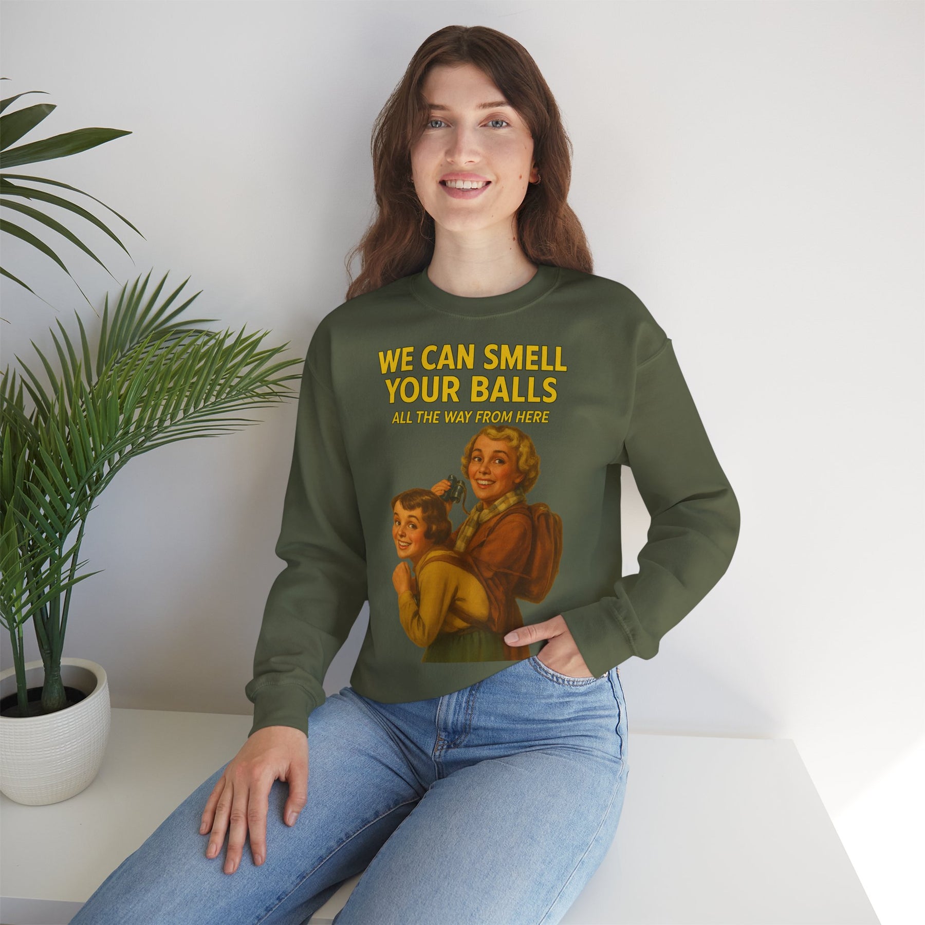Sweatshirt – Vintage Sweatshirt – „We Can Smell Your Balls“ im Spioninnen-Stil | True Insights Design mit Humor