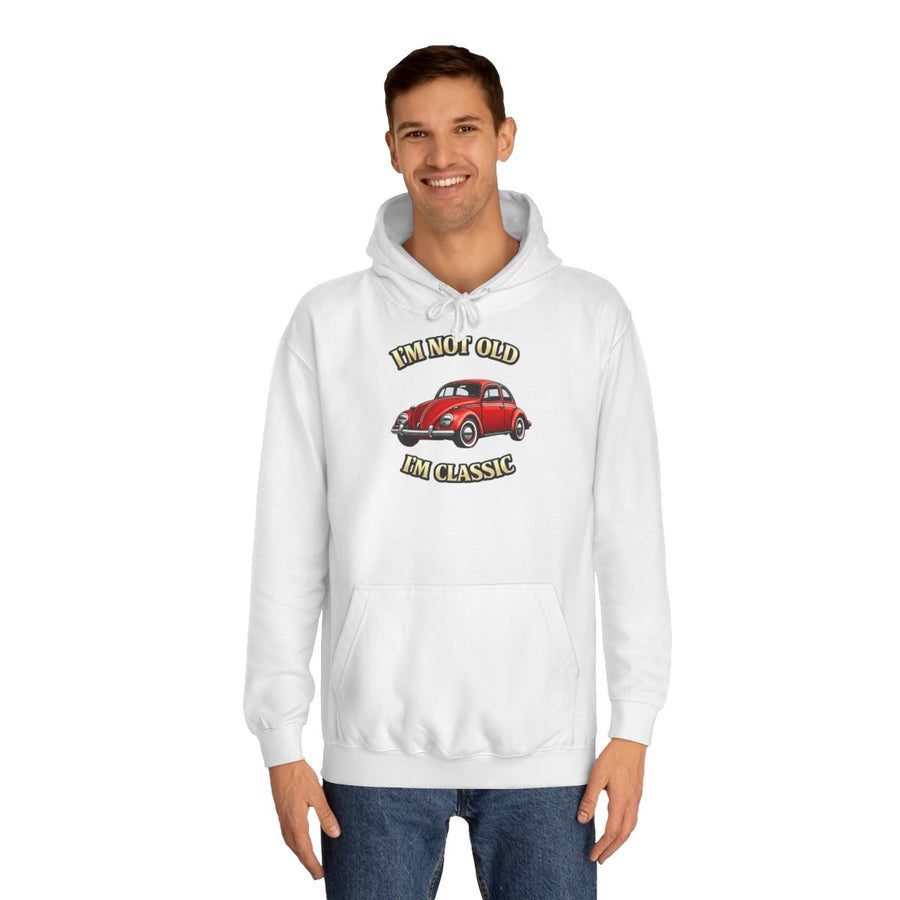 Hoodie mit VW-Käfer-Motiv – „I'm Not Old I'm Classic“ – Arctic White – von Mann getragen