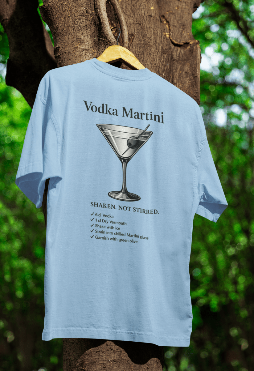 Hellblaues T-Shirt mit Schriftzug Vodka-Martini und Cocktail-Grafik im Vintage-Poster-Stil fuer Cocktail-Liebhaber. Shaken-Not-Stirred Anleitung.
