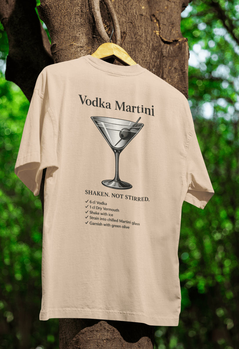 Beiges T-Shirt mit Schriftzug Vodka-Martini und Cocktail-Illustration im Retro-Poster-Stil fuer Cocktail-Liebhaber. Shaken-Not-Stirred.