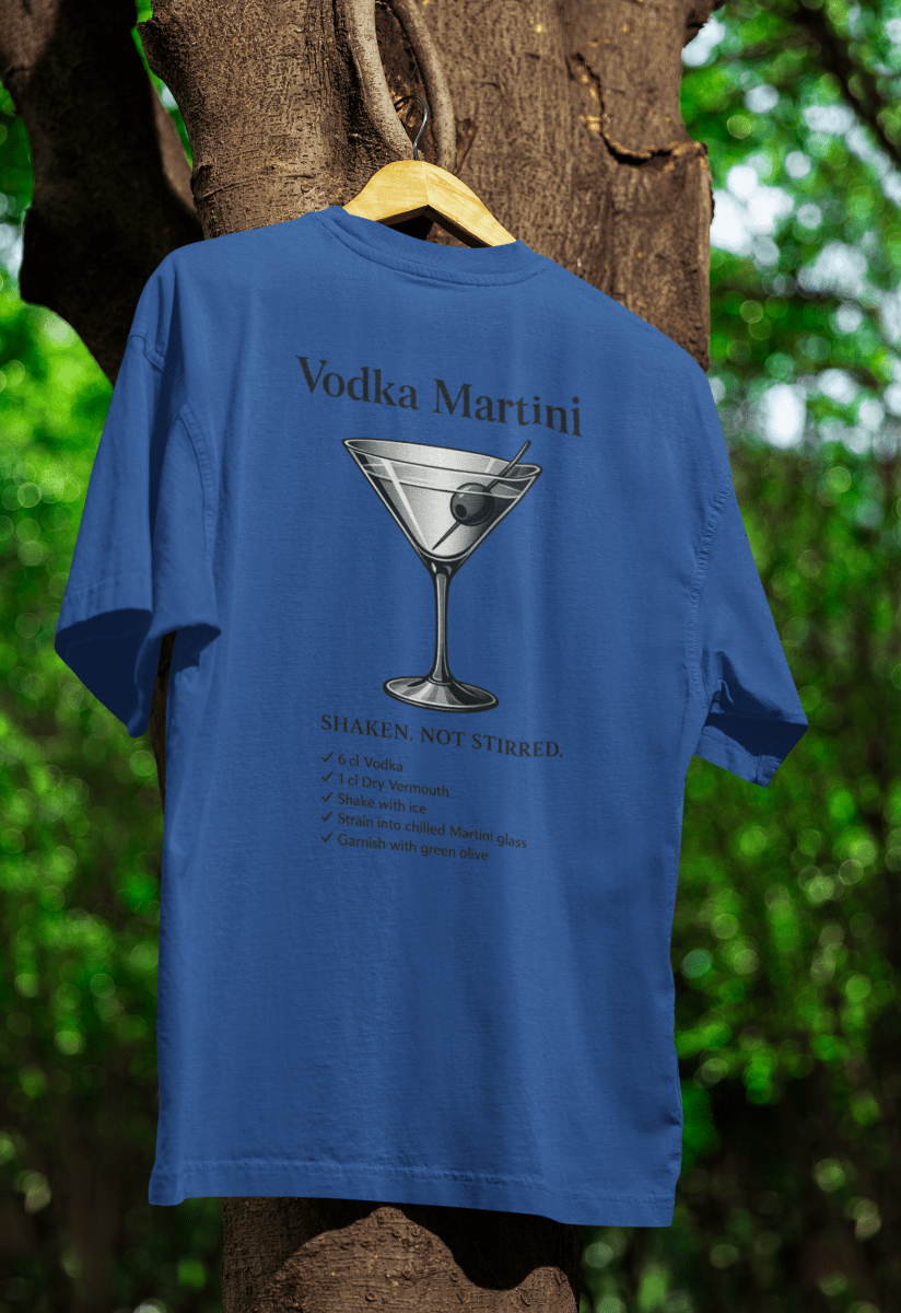 Hellblaues T-Shirt mit Schriftzug Vodka-Martini und Cocktail-Grafik im Retro-Poster-Stil fuer Cocktail-Liebhaber.