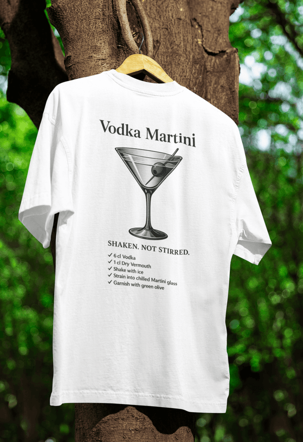 Weißes T-Shirt mit Schriftzug Vodka-Martini und Cocktail-Illustration im Retro-Poster-Stil für Cocktail-Liebhaber.