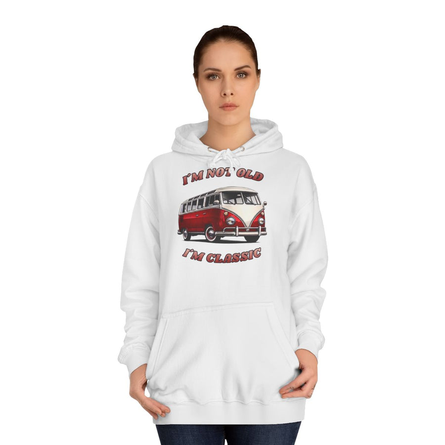 VW Bulli T1 Samba Hoodie – I'm Not Old I'm Classic Geschenk – Arctic White – von Frau getragen