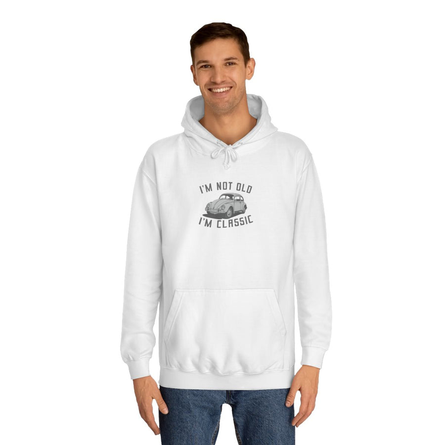Hoodie mit Vintage-VW-Käfer-Motiv – „I'm Not Old I'm Classic“ – Arctic White – von Mann getragen