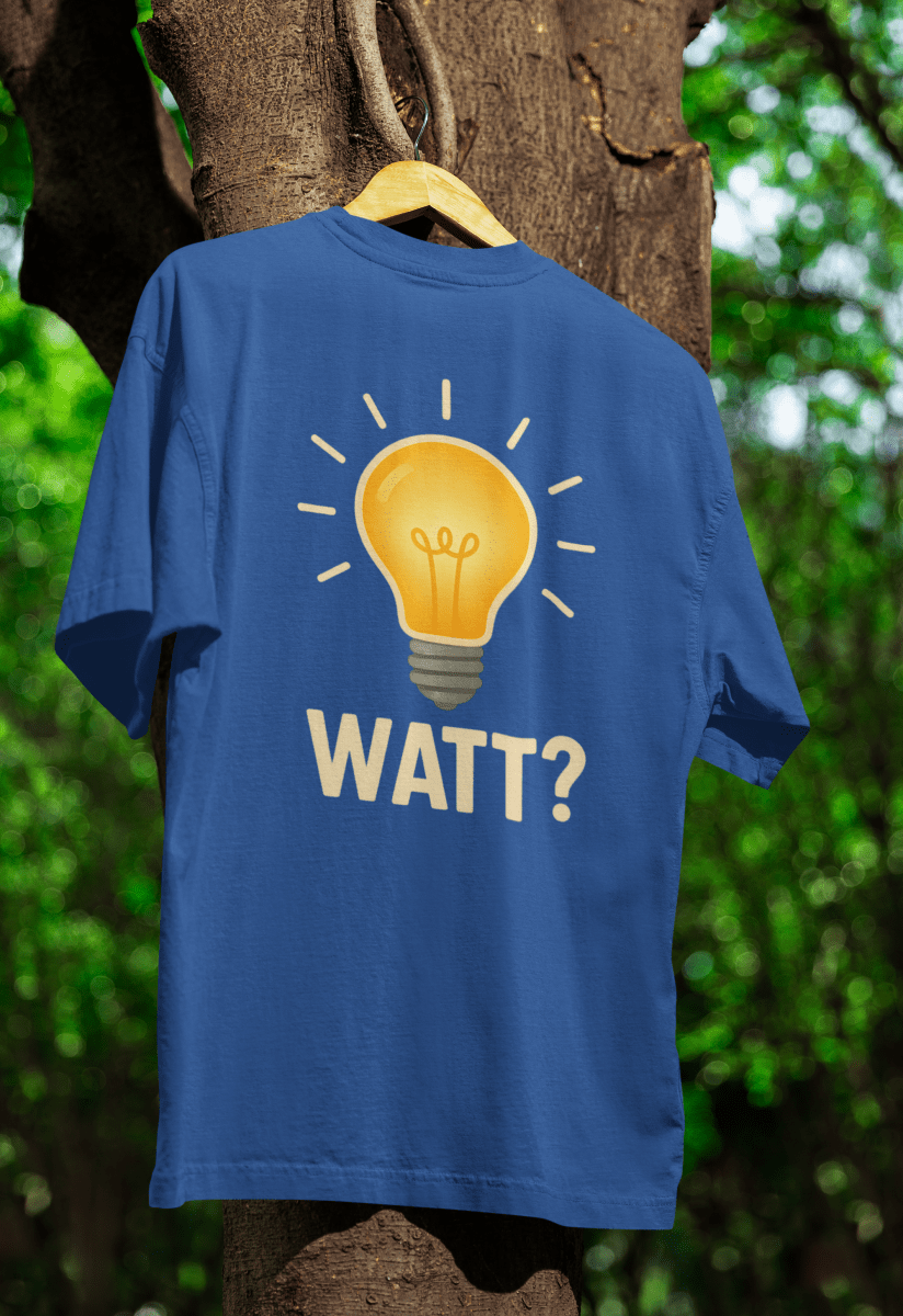 Blaues T-Shirt mit Gluehbirnen-Motiv und Schriftzug Watt im Comic-Stil fuer Elektriker und Technik-Fans. True Insights.