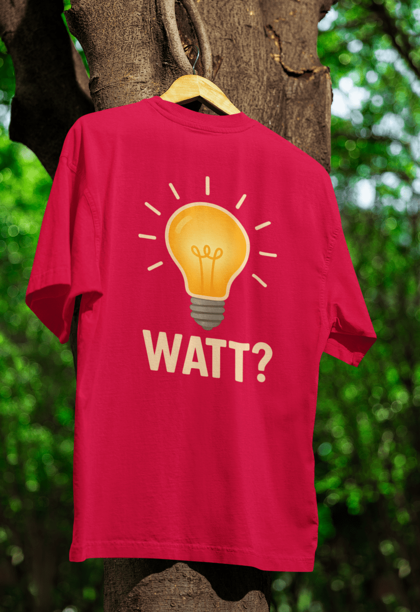 Rotes T-Shirt mit Glühbirnen-Motiv und Schriftzug Watt-Fragezeichen im Comic-Stil für Elektriker und Technik-Fans. True Insights.
